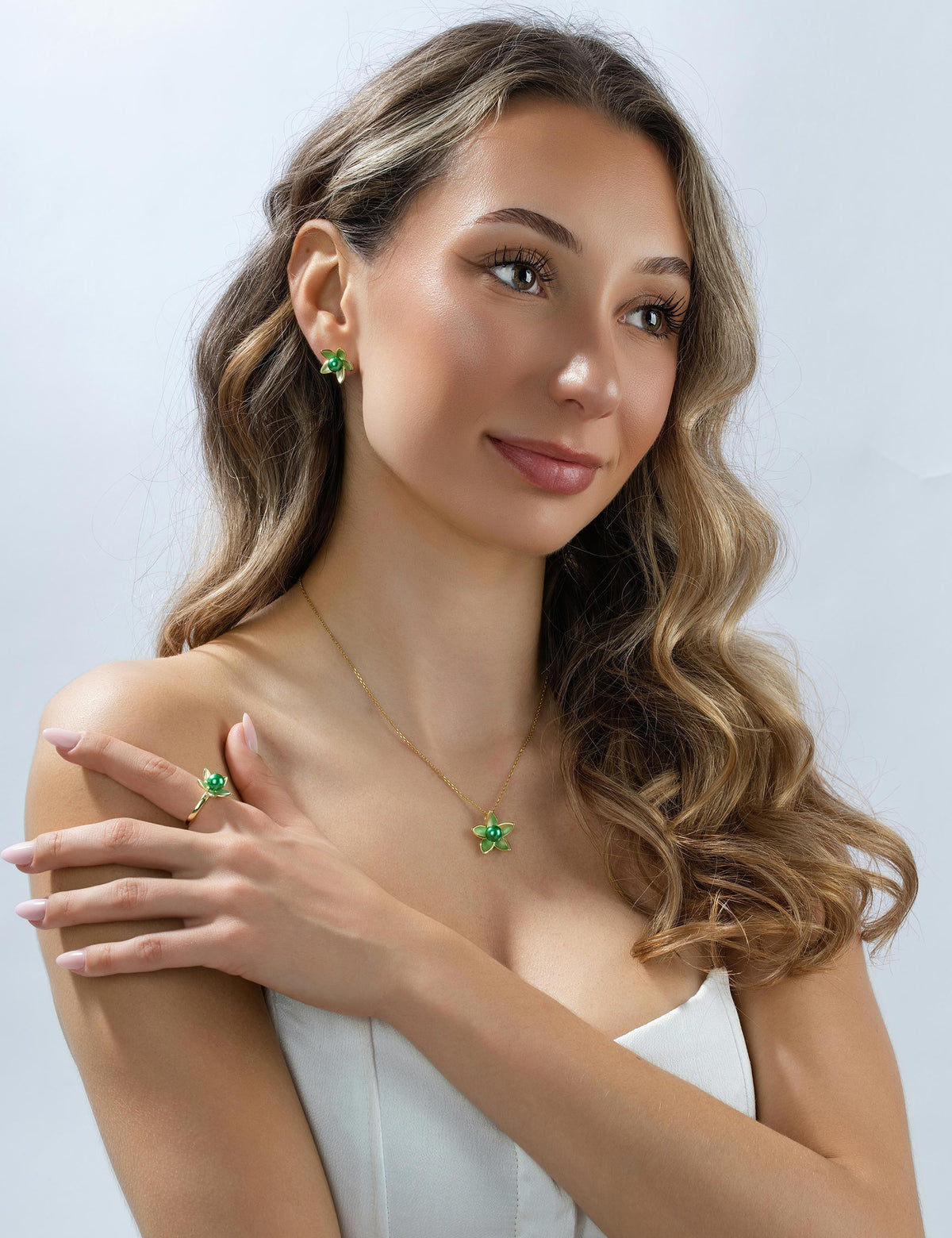 Anhänger Seerose 925/- Silber goldplattiert mit Muschelkernperle smaragd an einer Kette getragen, Hand auf der Schulter