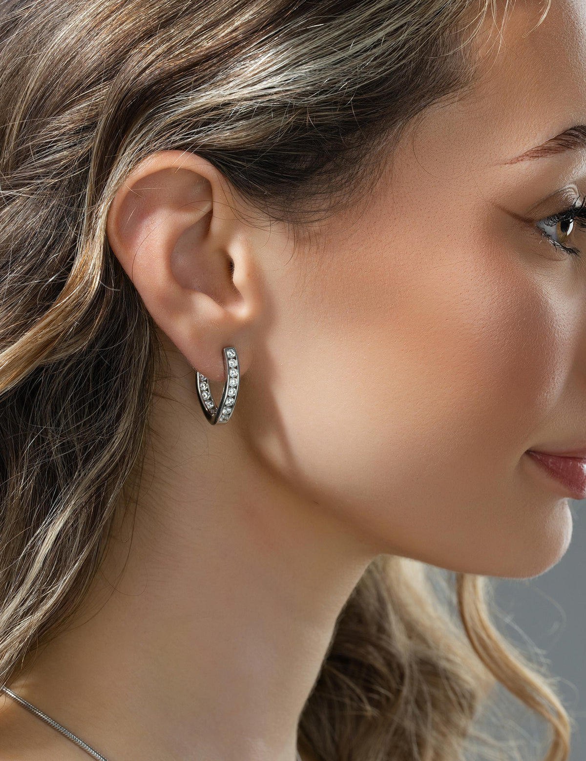 Ohrstecker 925/- Silber rhodiniert mit Zirkonia im Profil am Ohr