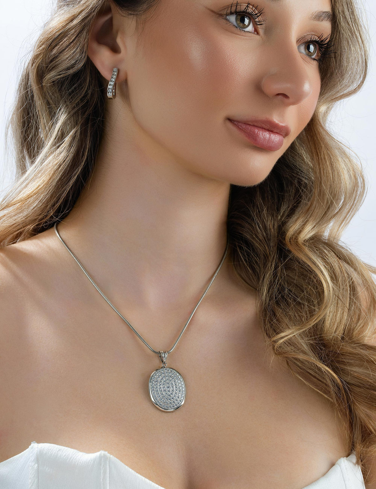 Ohrstecker 925/- Silber rhodiniert mit Zirkonia getragen, Halbporträt