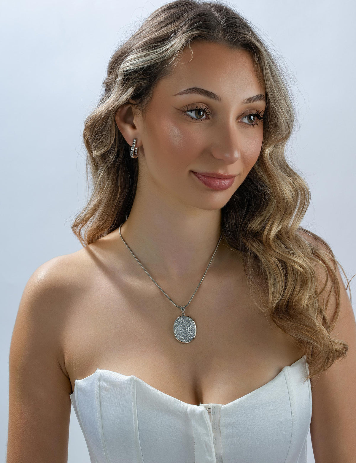 Ohrstecker 925/- Silber rhodiniert mit Zirkonia getragen, Porträt