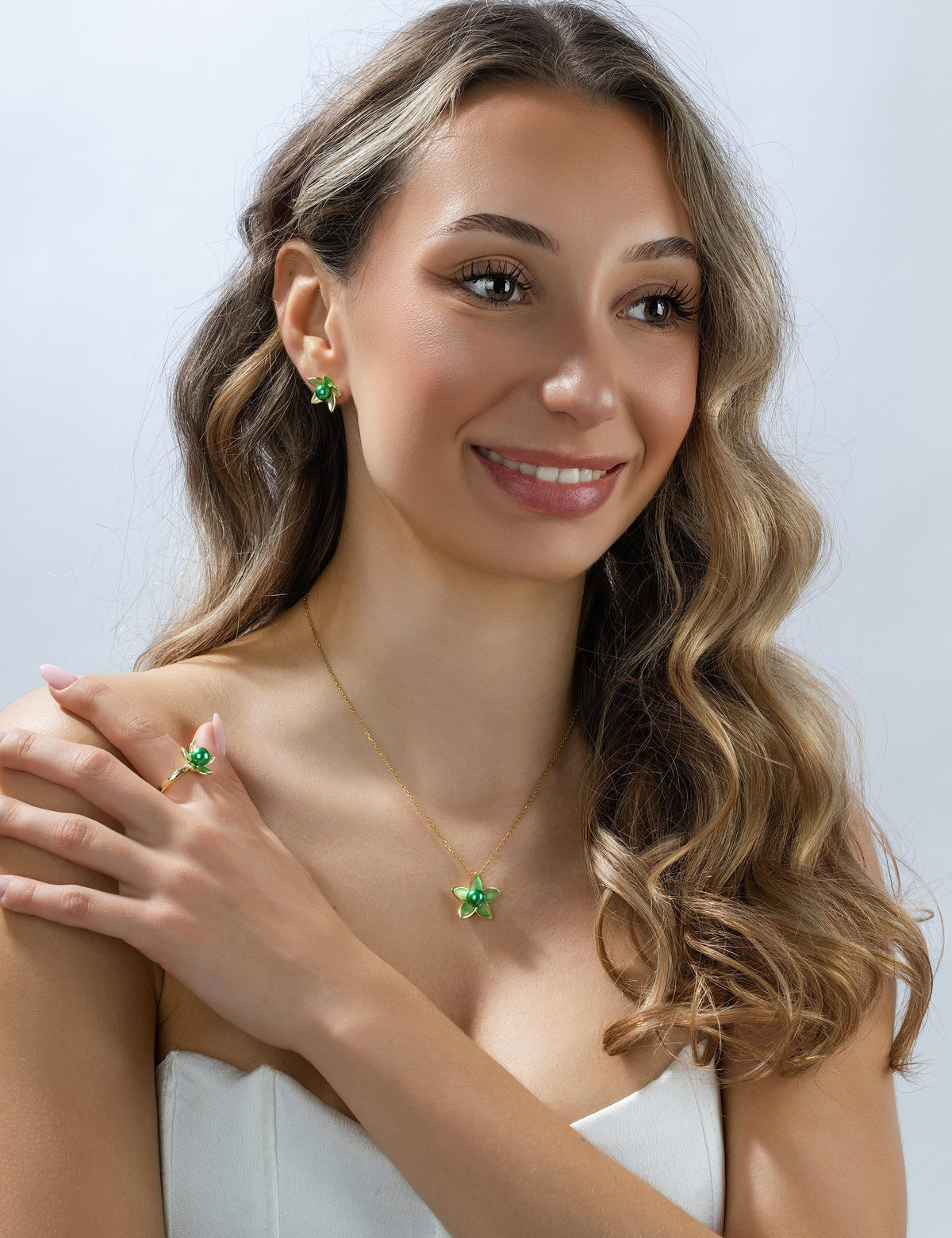 Ohrstecker Seerose 925/- Silber goldplattiert mit Muschelkernperle smaragd getragen, Porträt lächelnd
