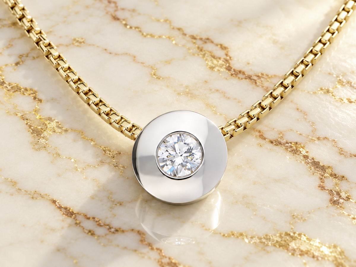 Premium Venezianerkette aus 585 Gelbgold mit Anhänger aus 585 Weißgold und Brillant auf Marmor