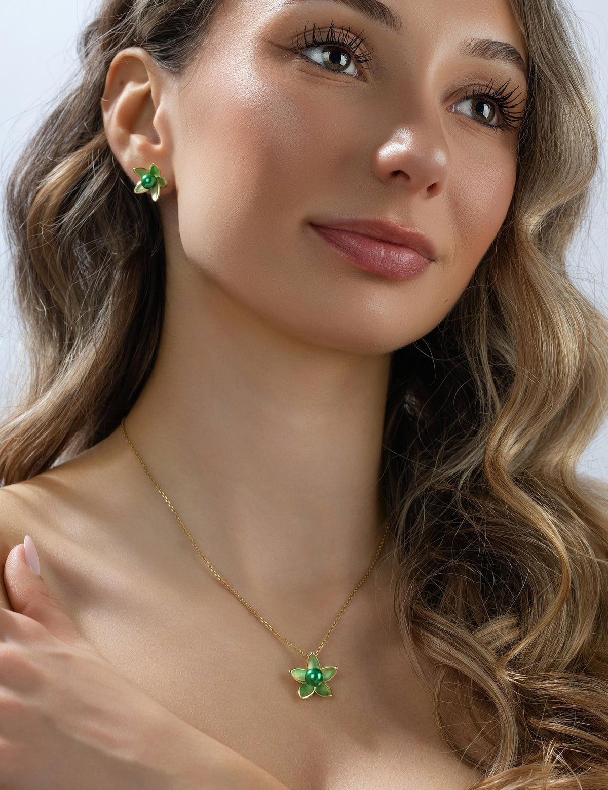 Anhänger Seerose 925/- Silber goldplattiert mit Muschelkernperle smaragd an einer Kette getragen, Nahaufnahme Dekolleté