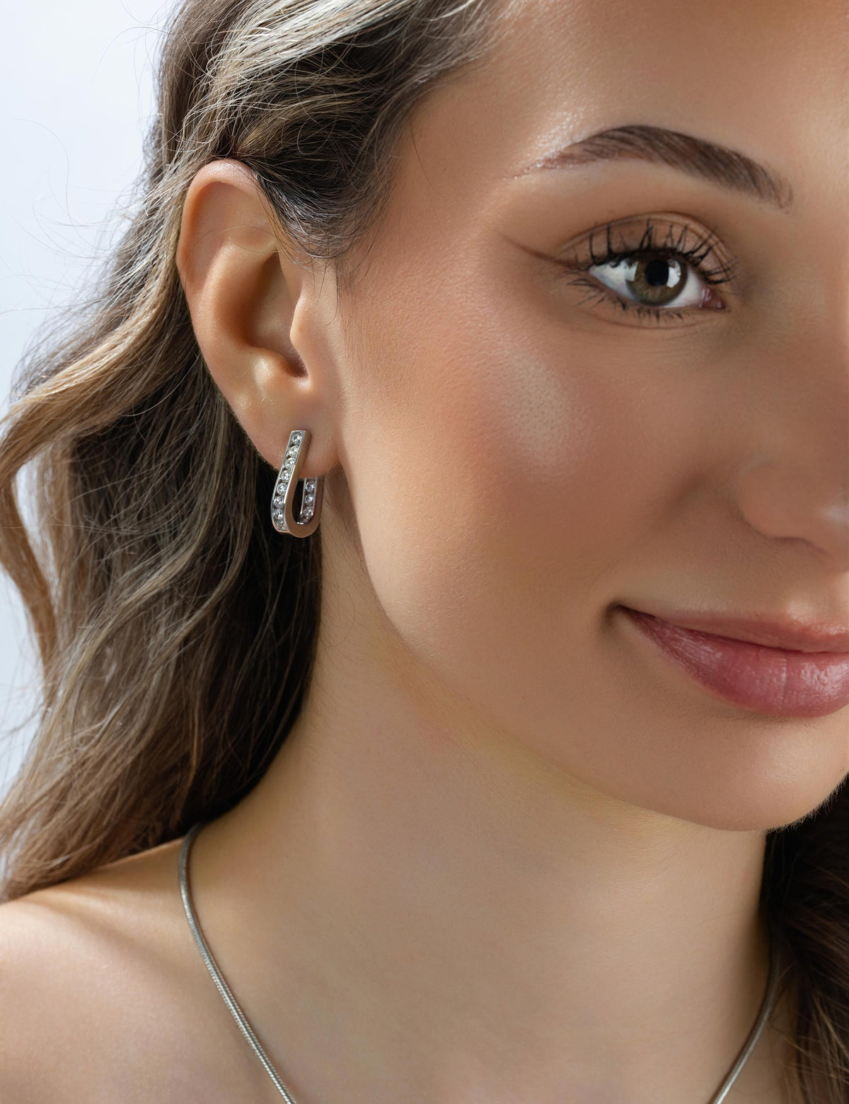 Ohrstecker 925/- Silber rhodiniert mit Zirkonia am Ohr getragen