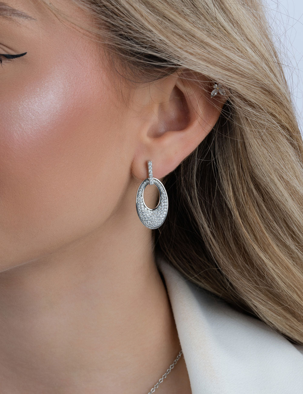 Ohrstecker Oval Pavé mit weißen Zirkonia – 925 Silber rhodiniert | Modern